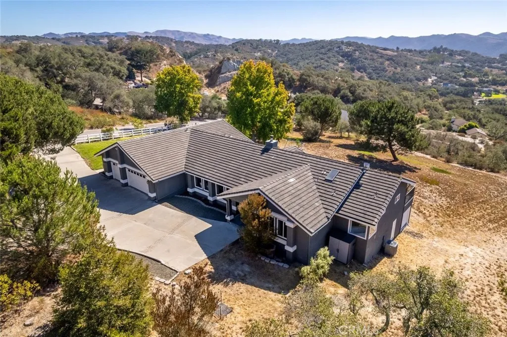 1075 Fox Canyon Lane — photo