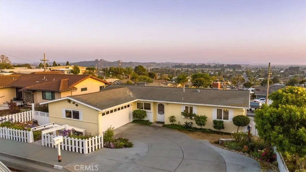 1211 Montego — photo