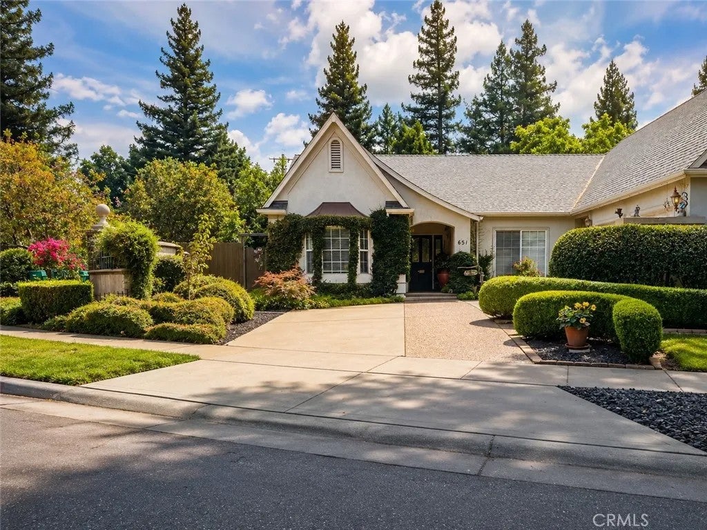 651 Grafton Park — photo