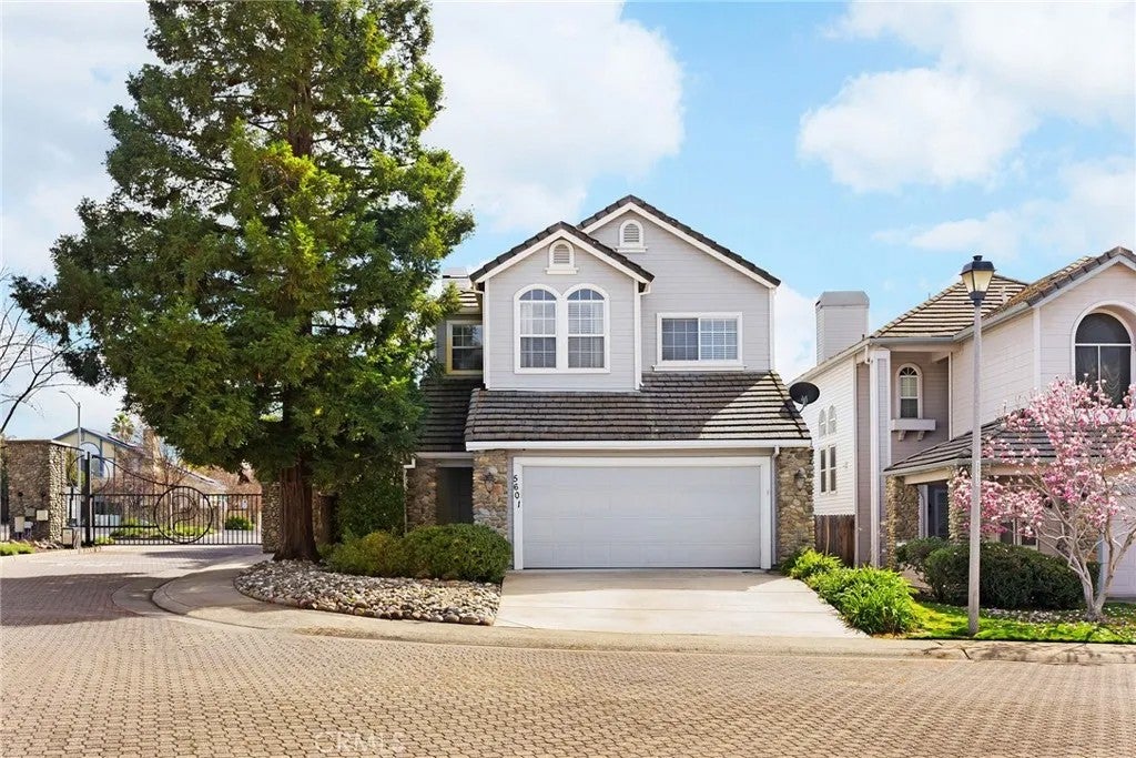 5601 Grand View Court — photo