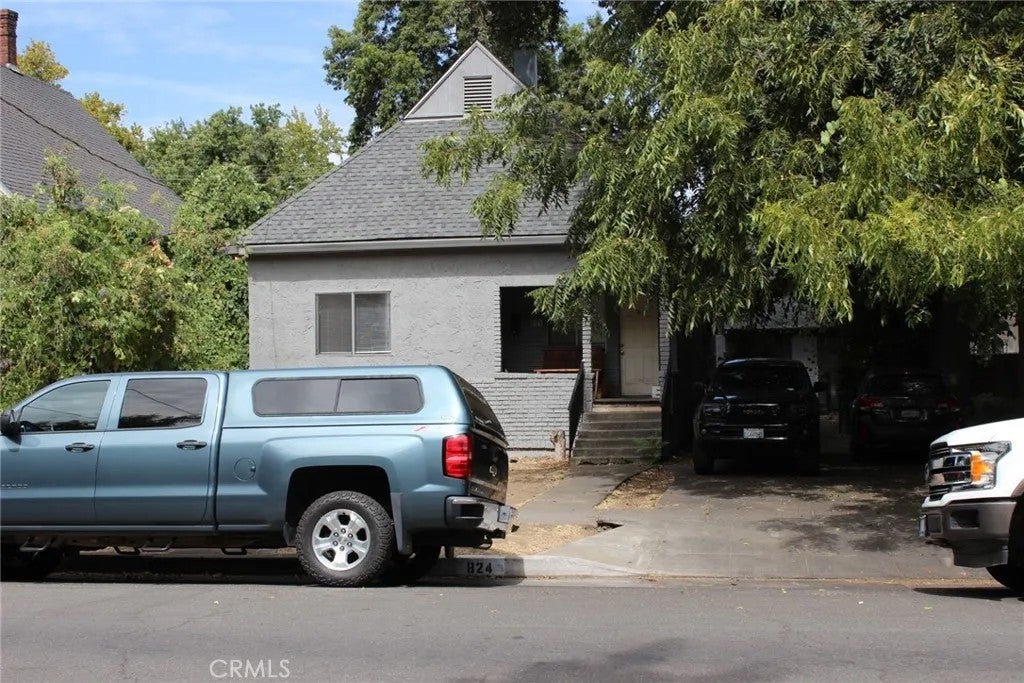 824 W 1st Street — photo