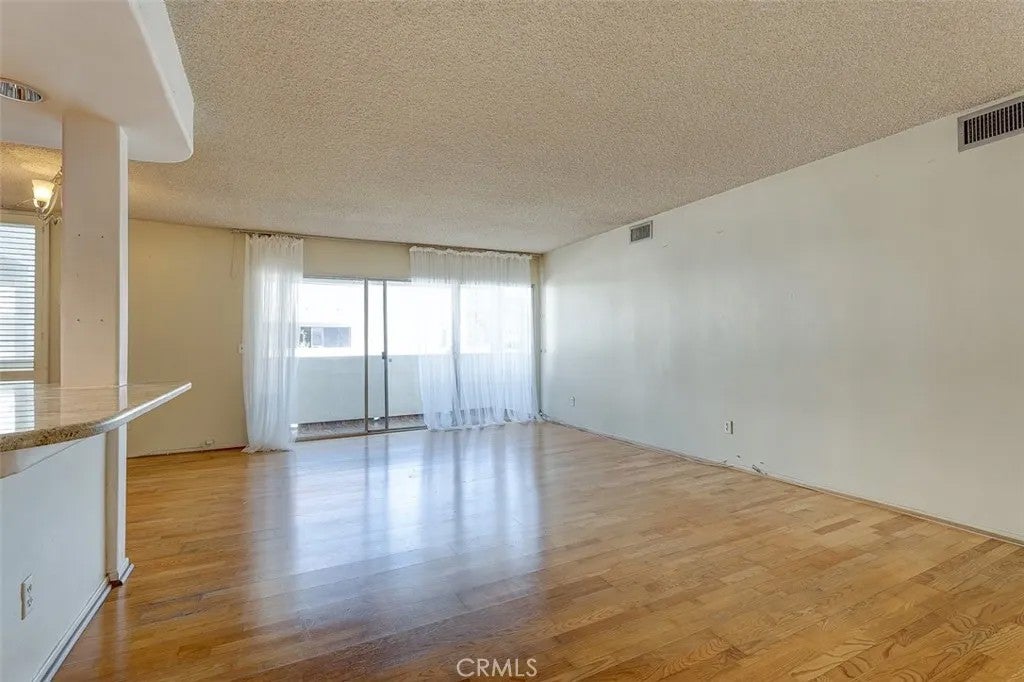 5454 Zelzah Avenue 215 — photo