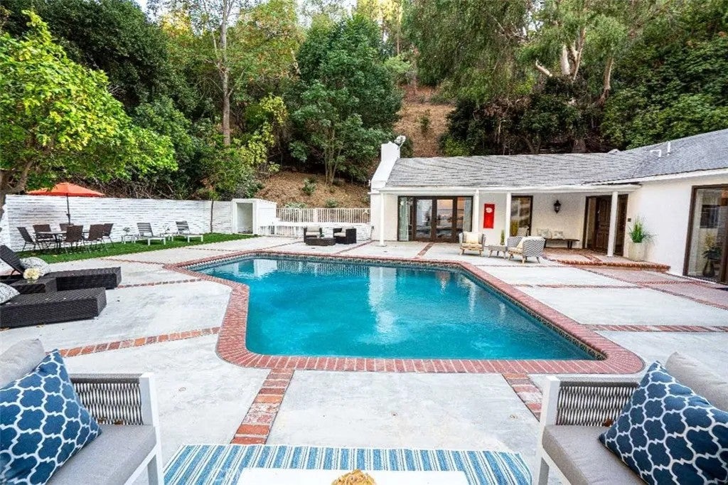 3183 N Laurel Canyon Blvd — photo