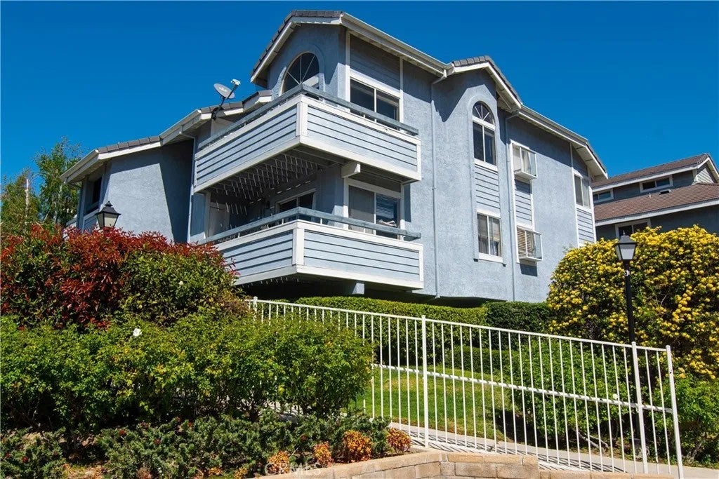 26961 Rainbow Glen 735 — photo