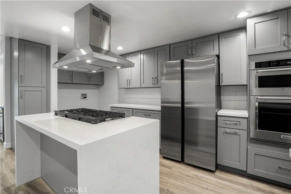 227 E Burbank C — photo