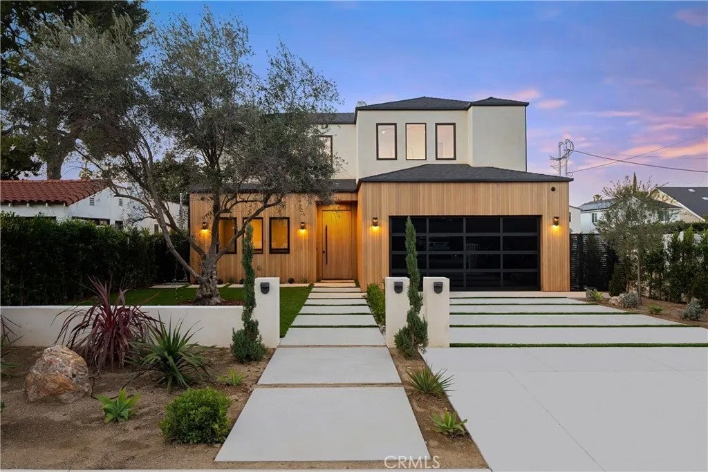 15451 Camarillo Street — photo
