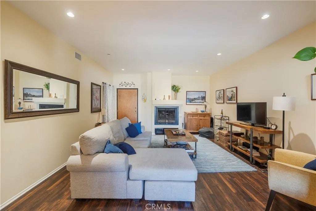 7211 Cozycroft 32 — photo