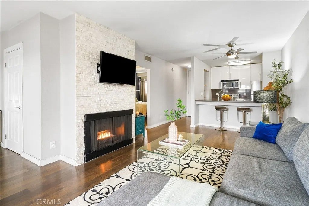 141 S Clark Drive 326 — photo