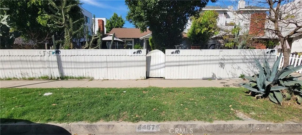 6467 Woodley — photo