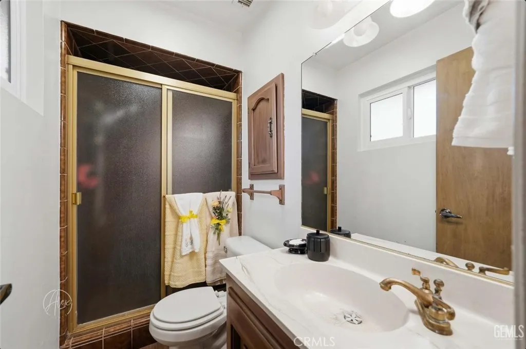 253 E Mckee, Bakersfield, CA 93307 — photo 3