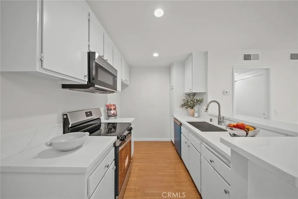 23515 Lyons 253 — photo