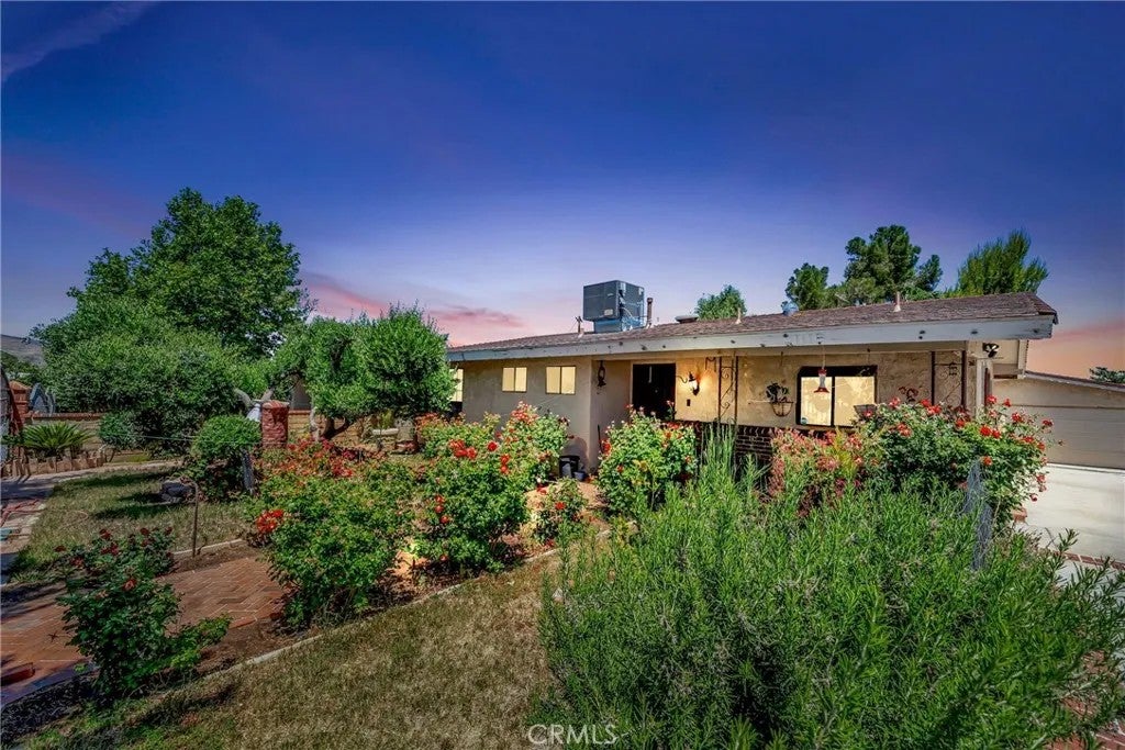 1617 Elizabeth Lake — photo