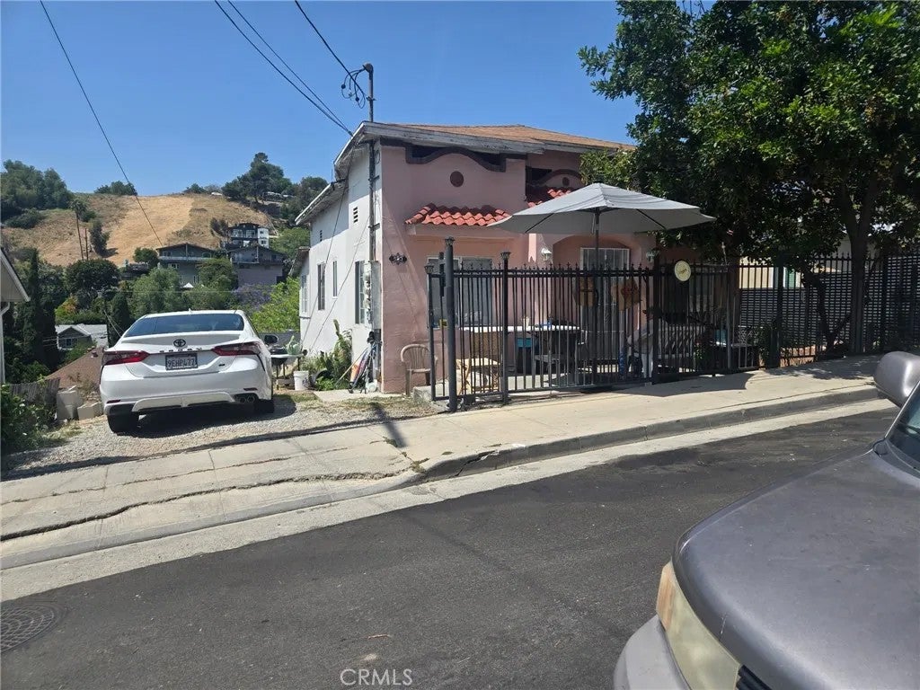 523521 Clifton St — photo