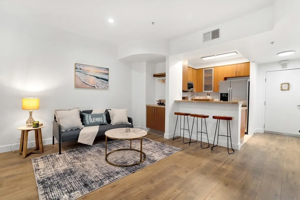 620 S Gramercy 338 — photo