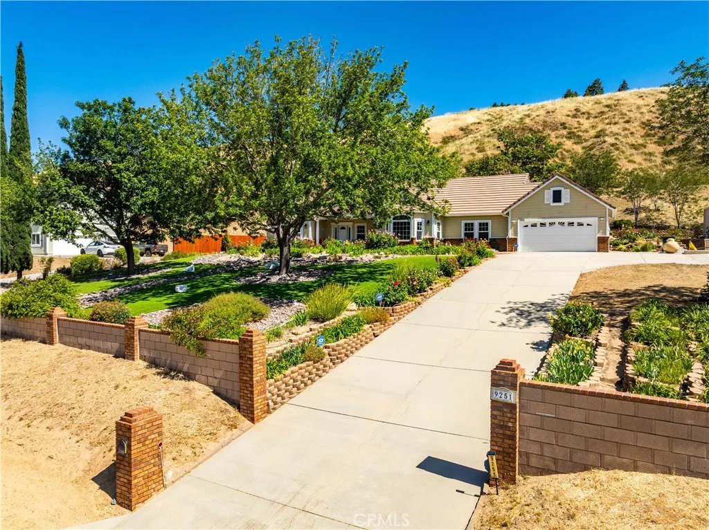 9251 Elizabeth Lake — photo