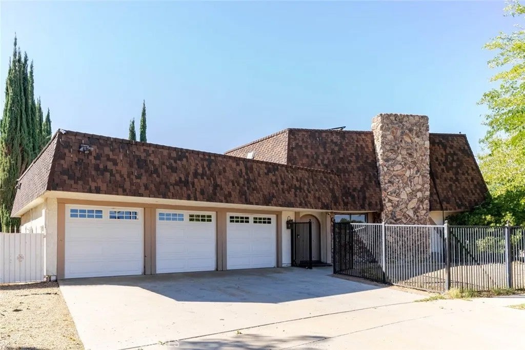 310 Susan Court — photo