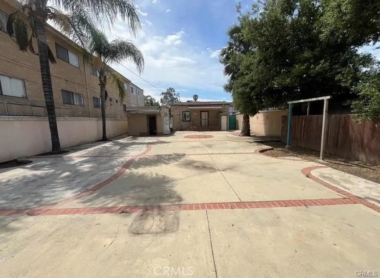 14717 Victory Boulevard — photo