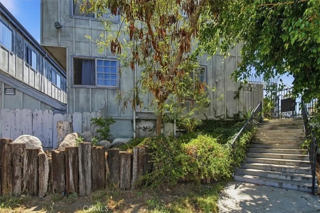 9332 Van Nuys 69 — photo