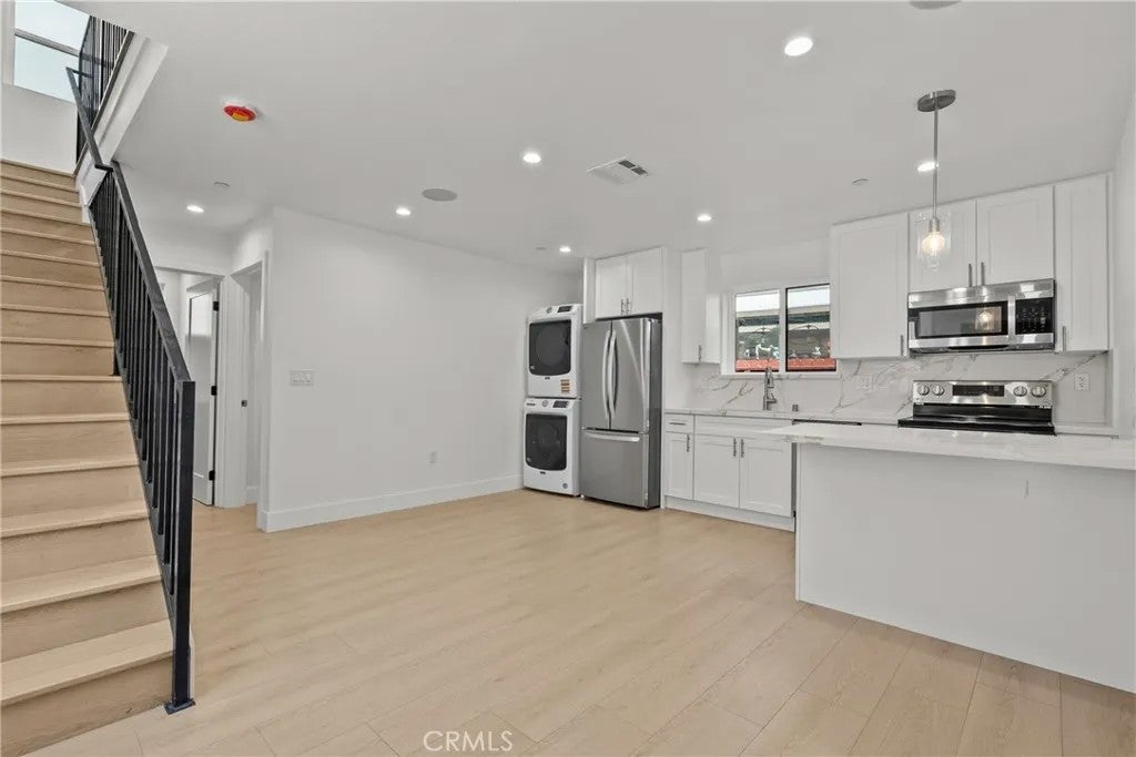 322 Leslie Way — photo