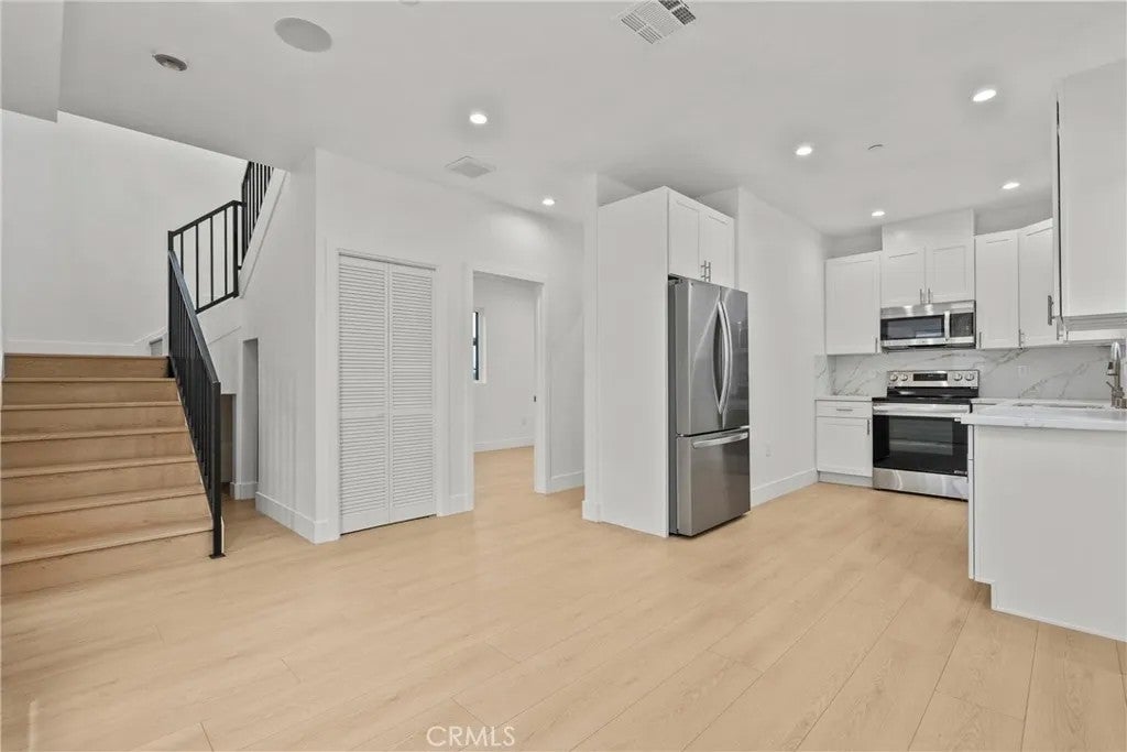 326 Leslie Way — photo