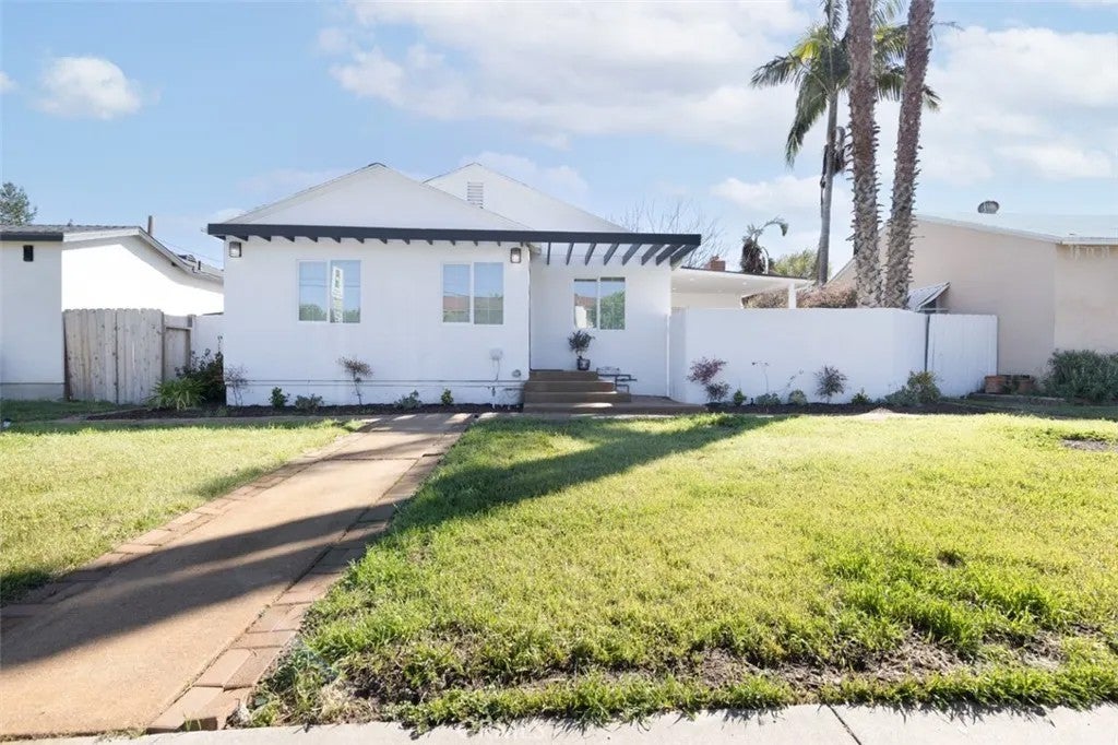 6036 Lindley — photo