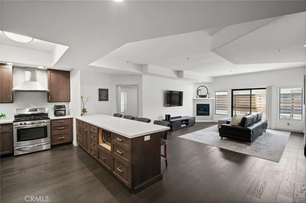 4477 Woodman Avenue 202 — photo