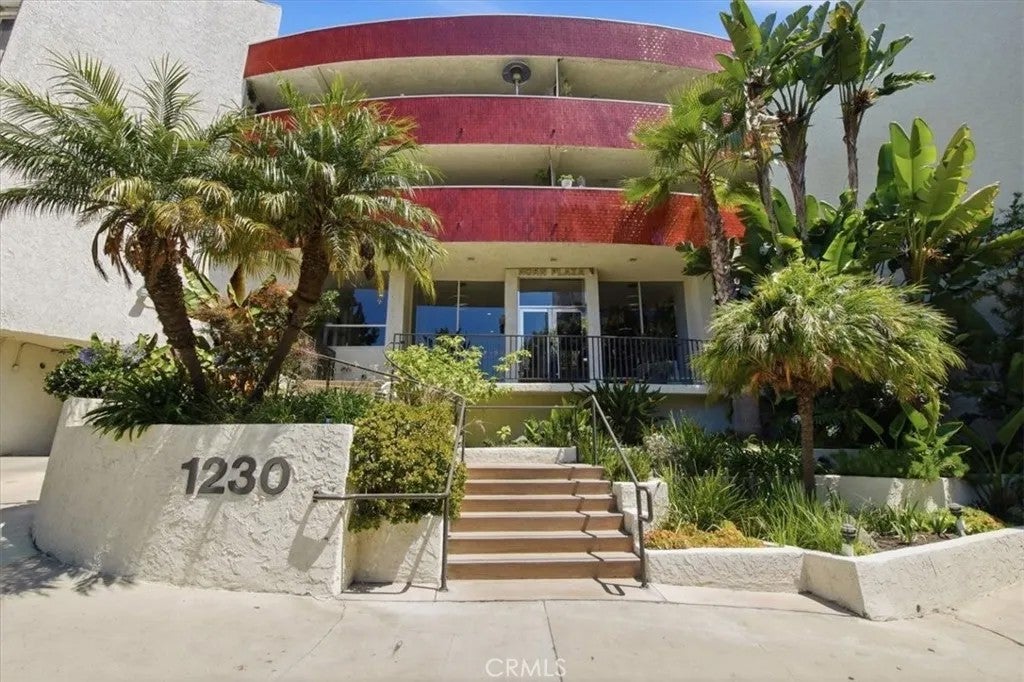 1230 Horn Ave 402 — photo
