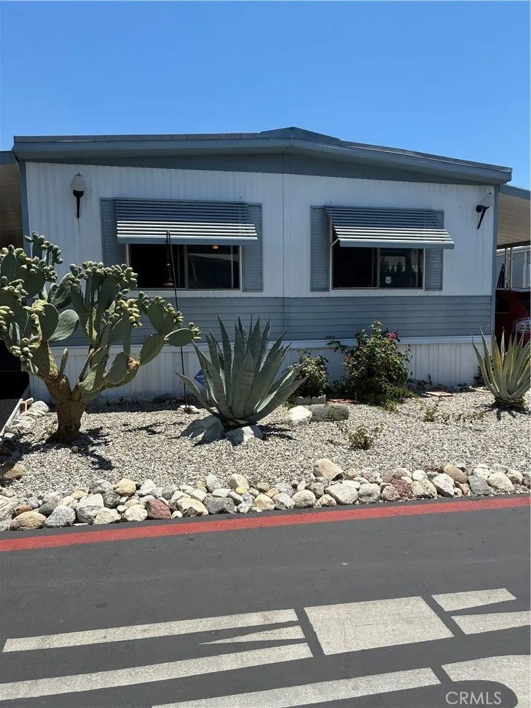 27361 Sierra 208 — photo