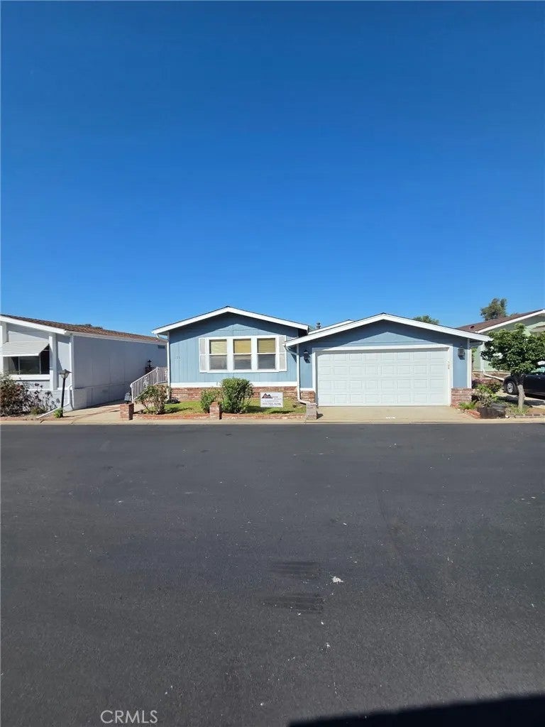 15455 Glenoaks 226 — photo