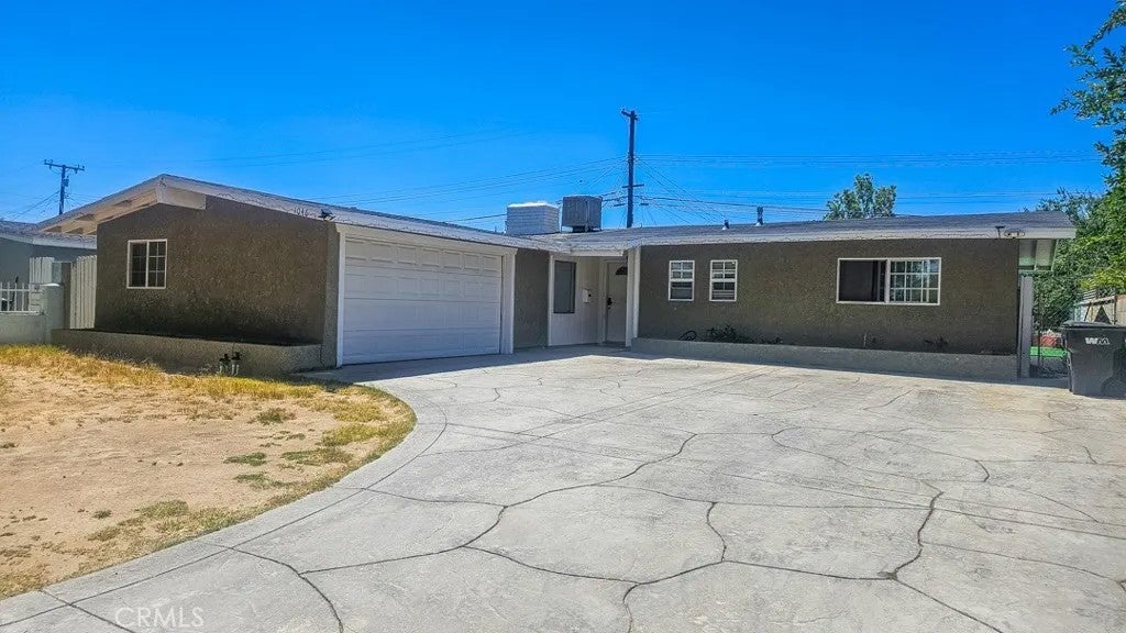 1046 W Holguin — photo