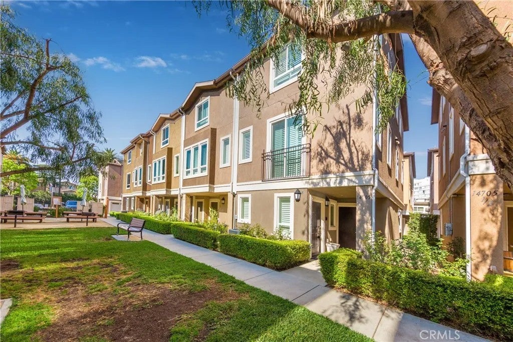 14705 Sherman Way — photo