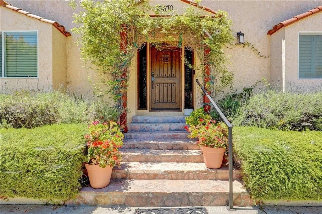 16670 Moorpark — photo