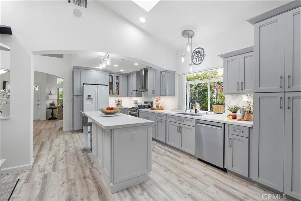 23515 Meriden — photo