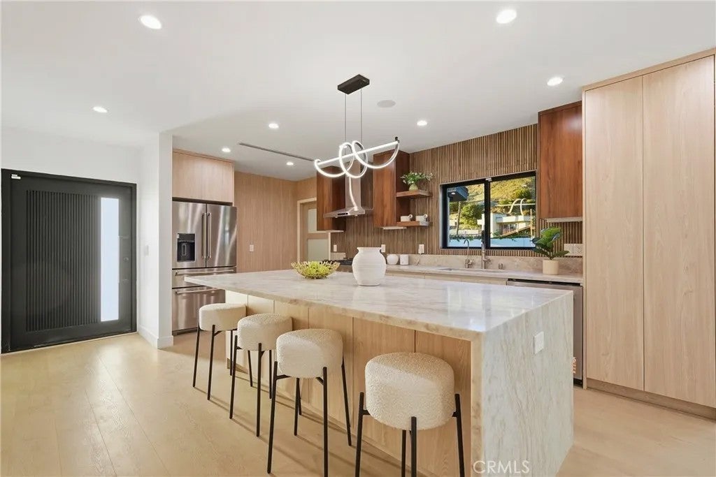 21407 Mulholland Drive — photo