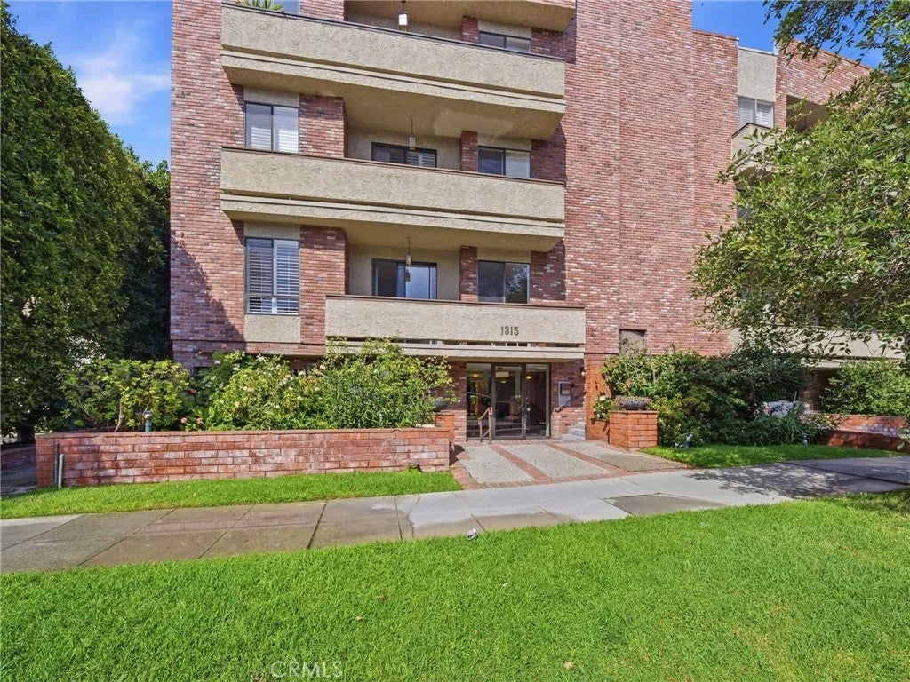 1315 Roxbury Dr 204 — photo