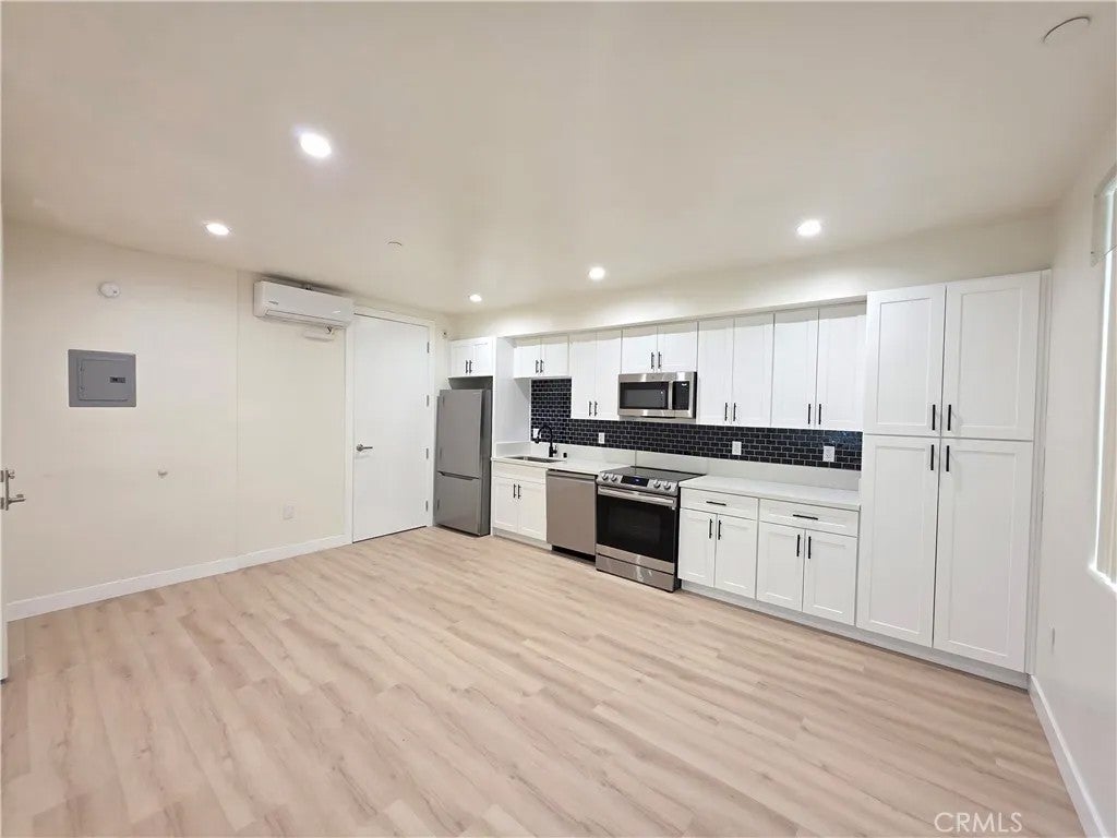 14618 Sylvan Street — photo