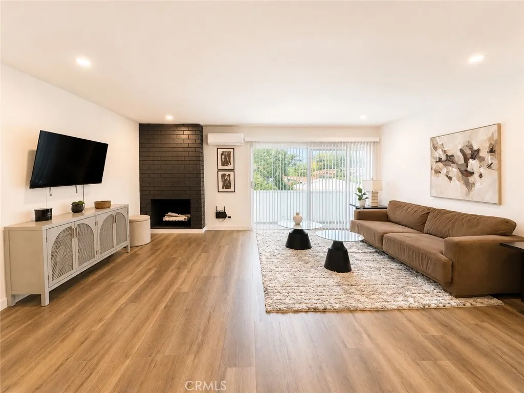 2449 N Beachwood Drive Unit 10 — photo