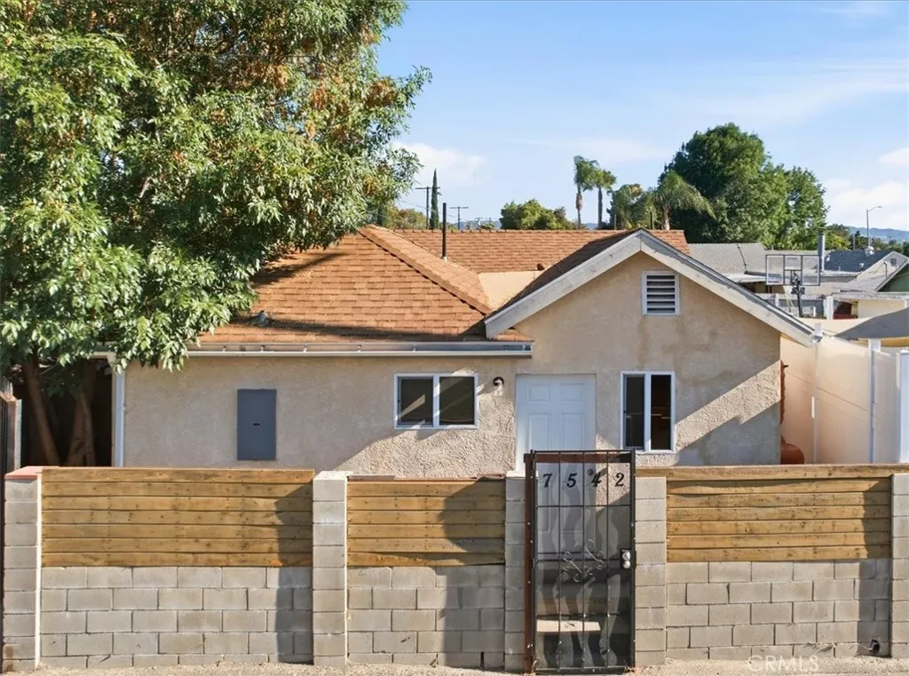 7542 White Oak Ave — photo