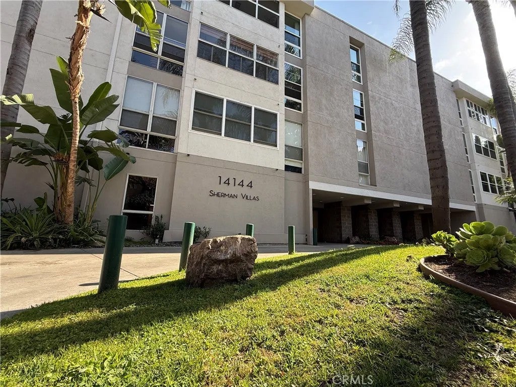 14144 Dickens 310 — photo