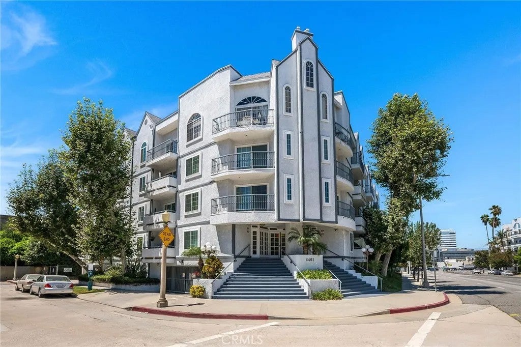 4401 Sepulveda 207 — photo