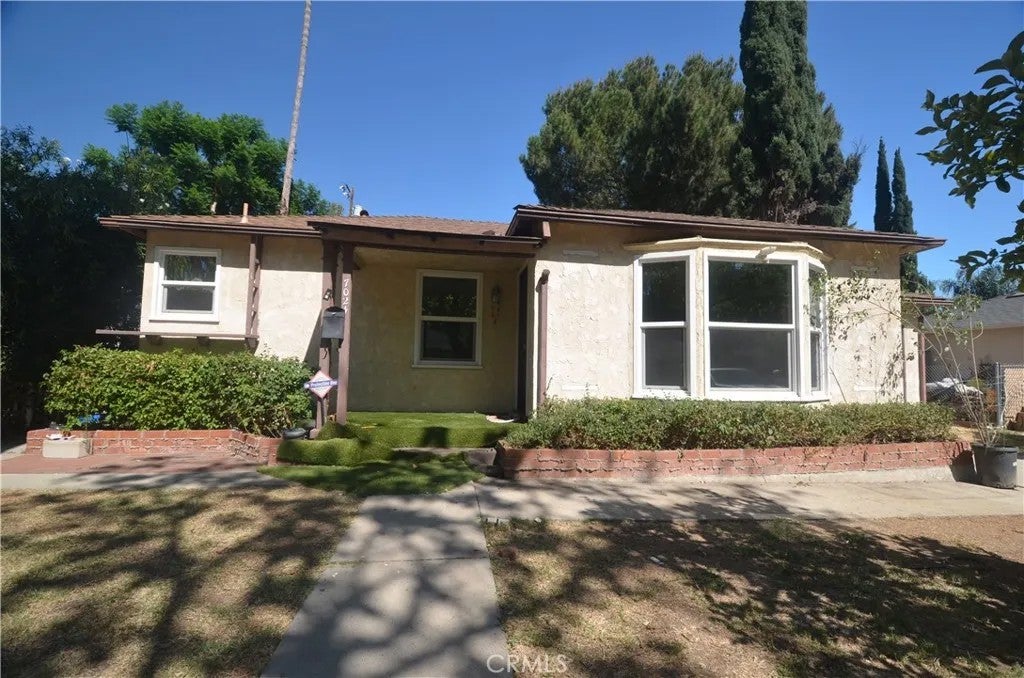 7024 Balcom — photo