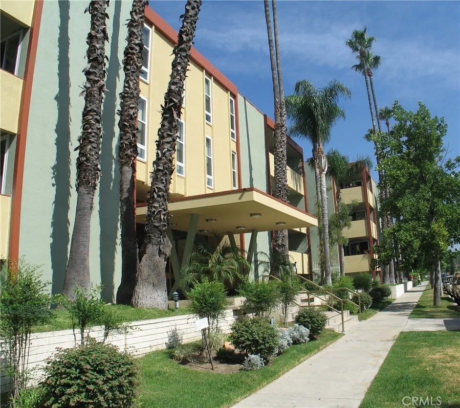 4915 Tyrone 221 — photo