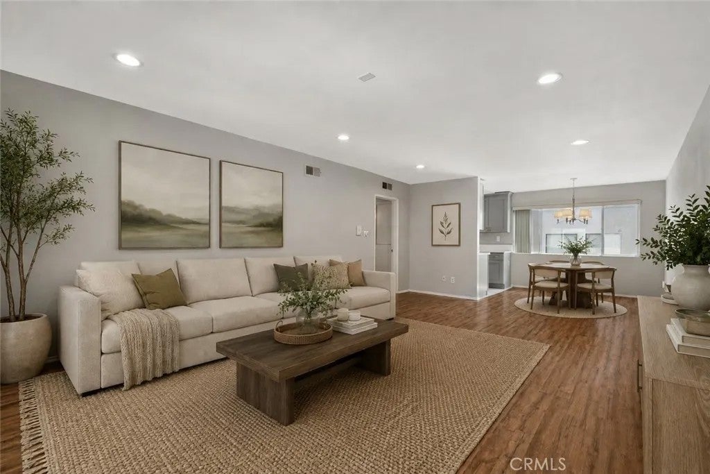 12801 Moorpark Street 303 — photo