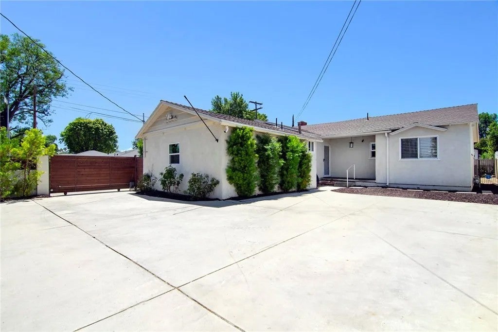 22602 Victory Boulevard — photo