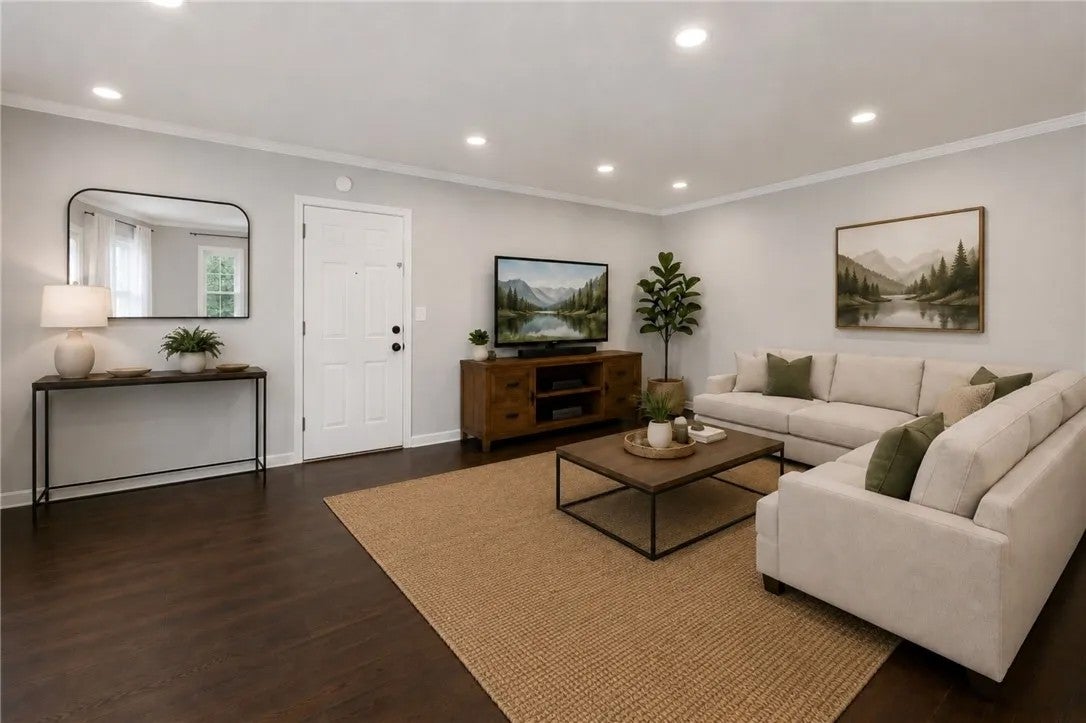 16012 Moorpark 205a — photo