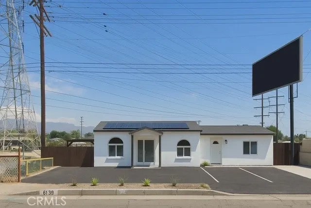 6138 Vineland Avenue — photo