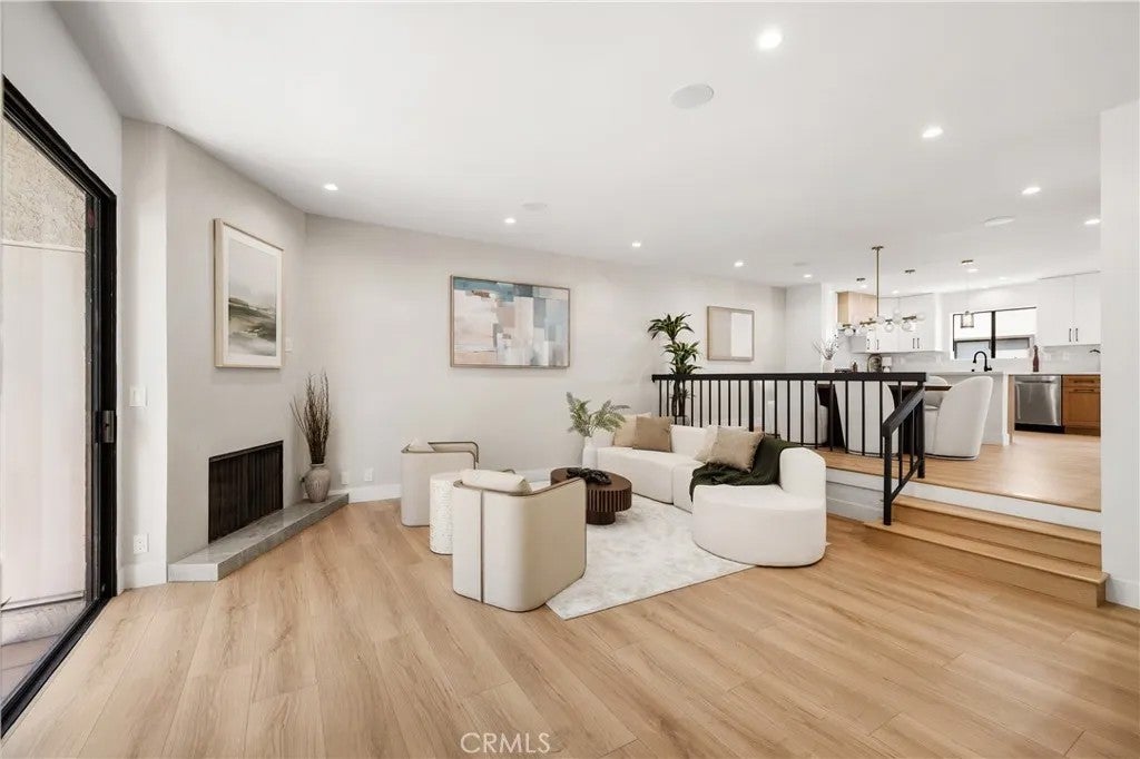 5711 Owensmouth 125 — photo