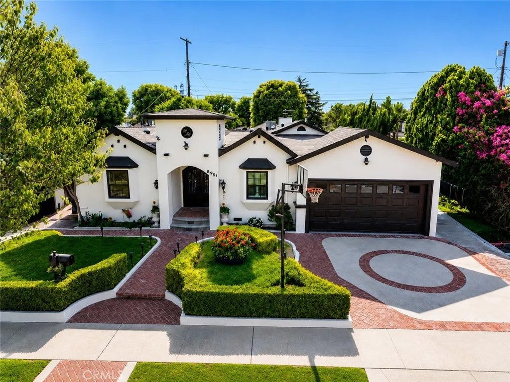 8951 Yolanda — photo
