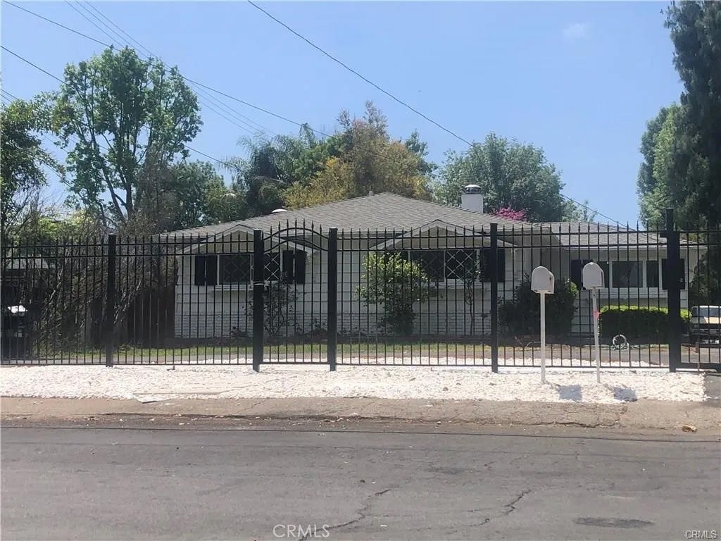 23142 Dolorosa — photo