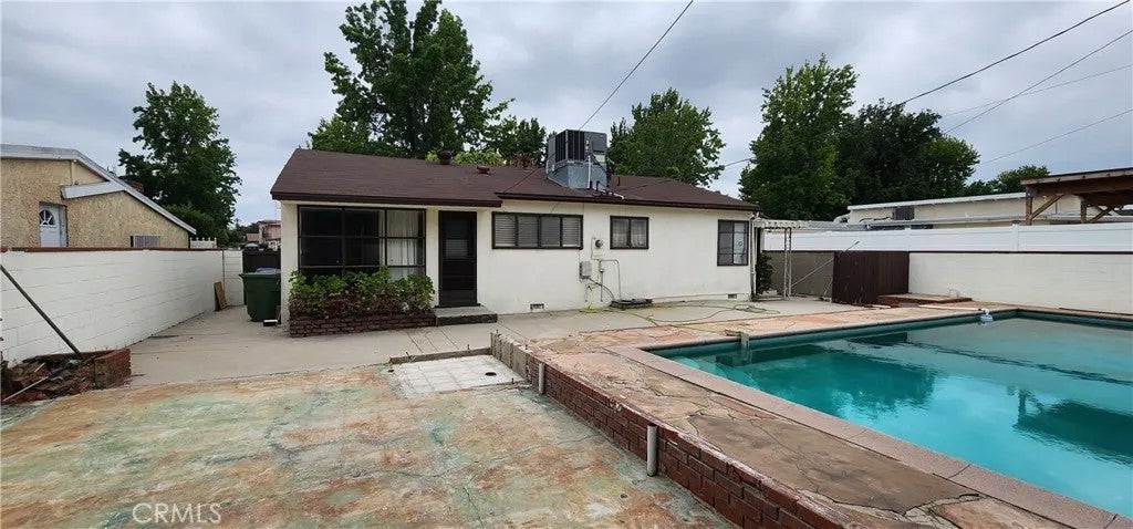13127 Archwood Street — photo